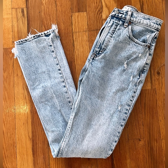 Abercrombie & Fitch Denim - Abercrombie & Fitch The 90’s Skinny High Rise Jeans
Size 25/0R